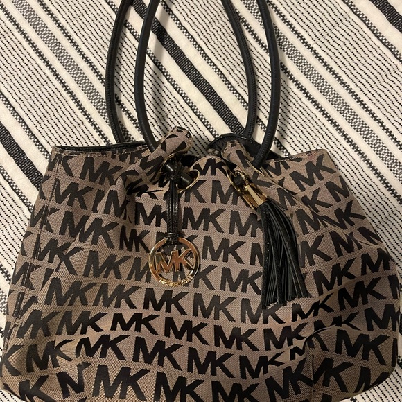 Gently used authentic Michael kors bag ! No rips , no tears , no stains ! - Picture 7 of 9